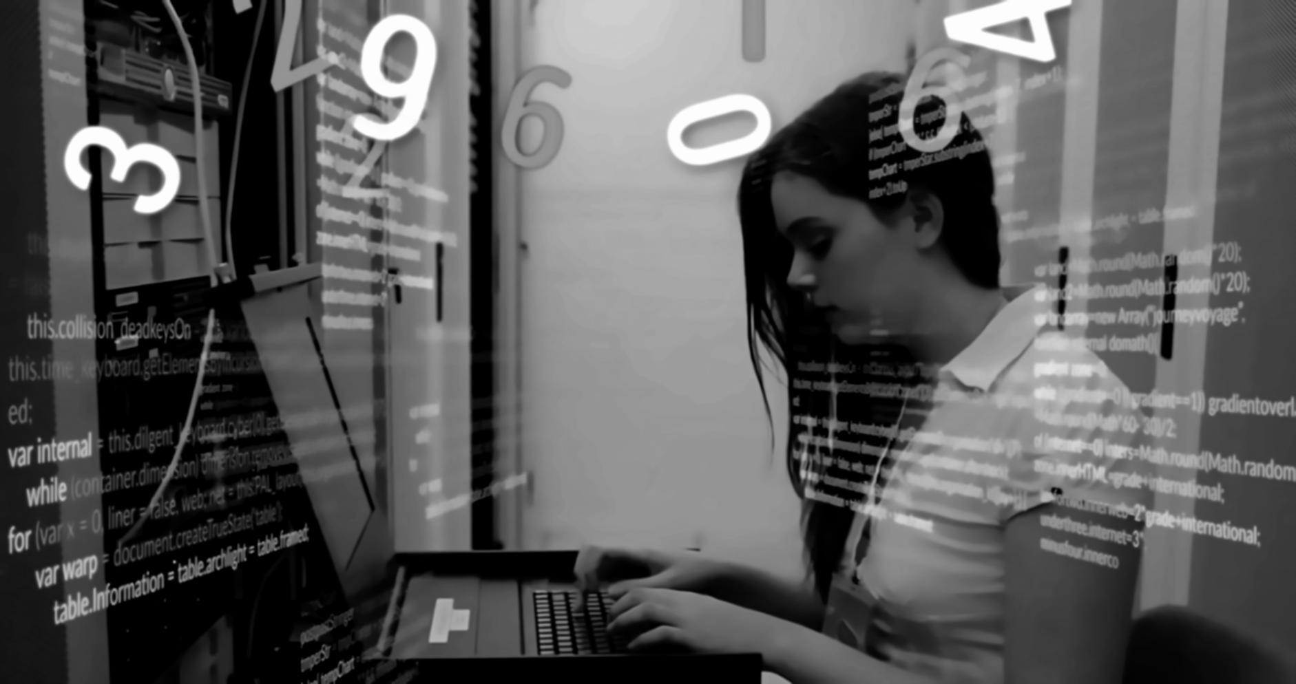 Studente che pratica coding per giochi mobile in un ambiente di studio ottimizzato