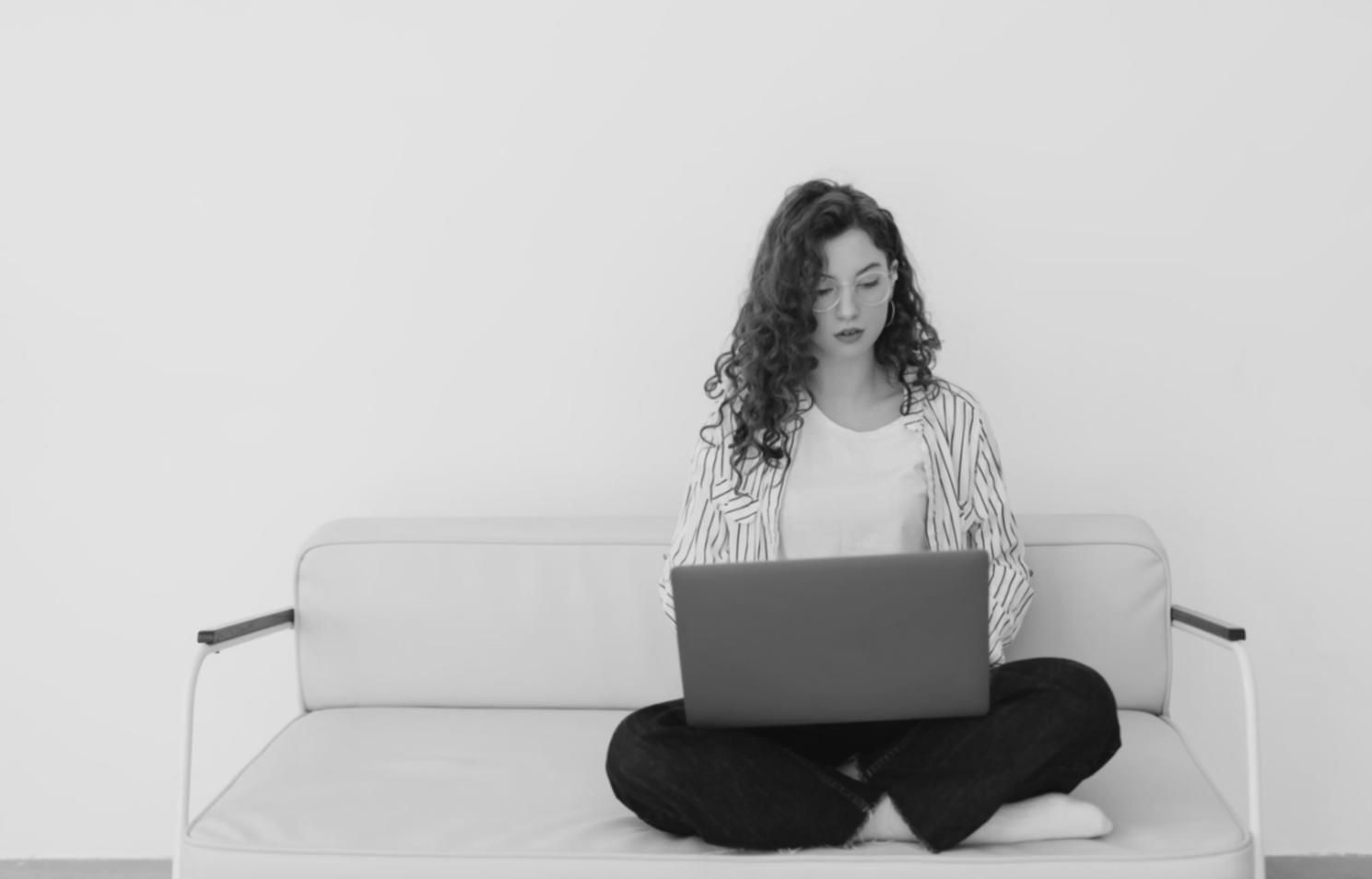 Team di sviluppatori durante una sessione di brainstorming collaborativo su progetti di giochi mobile